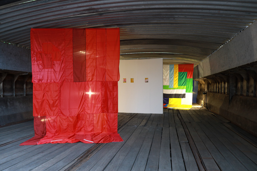 Ausstellungsansicht - Vorhang aus zerschnittenen Flaggen
